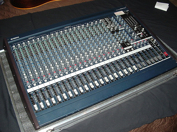 Yamaha MG 24/14 FX Mixing Console w/Hard Case