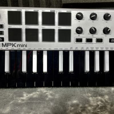DISC Akai MPK Mini MK 2, Limited Edition Red at Gear4music