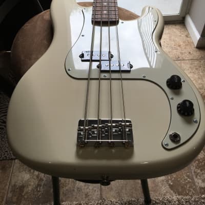 Fender Standard Precision Bass 2009 MIM White - Body damaged image 1