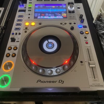 Pioneer Cdj2000nxs2 Limited Edition White Pair In Cases Cdj