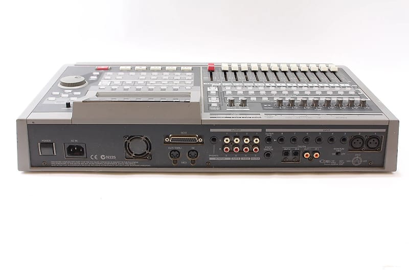 Roland VS-1680 デジタルスタジオワークステーション Roland VS-1680 Digital Studio Workstation - Gray for sale