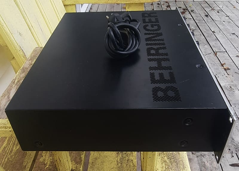 Behringer TUBE ULTRAGAIN T1953 - Microphone/Line