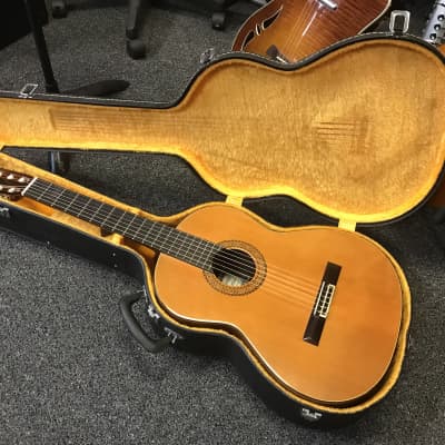 Ryoji Matsuoka M35 classical guitar made in Japan 1970s In Excellent condition with original hard case image 2