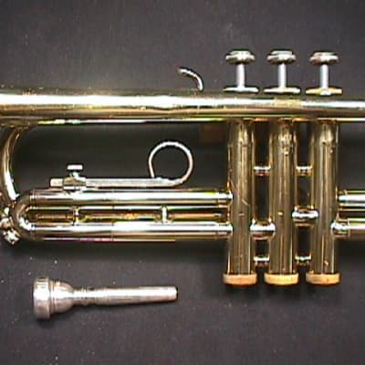 A Bundy Bb Trumpet in it's Original Case & Ready to Play   16 T image 5