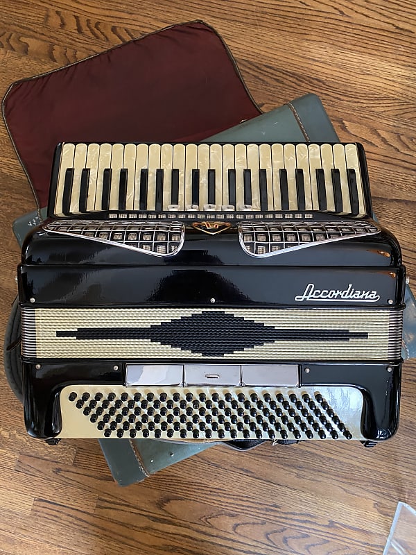 Certified Pre-owned Accordion: Excelsior model 308 17 1/8