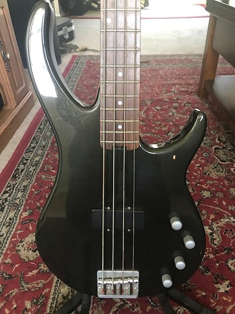 Peavey Fury II Bass w Active Pickup Gigbag Included