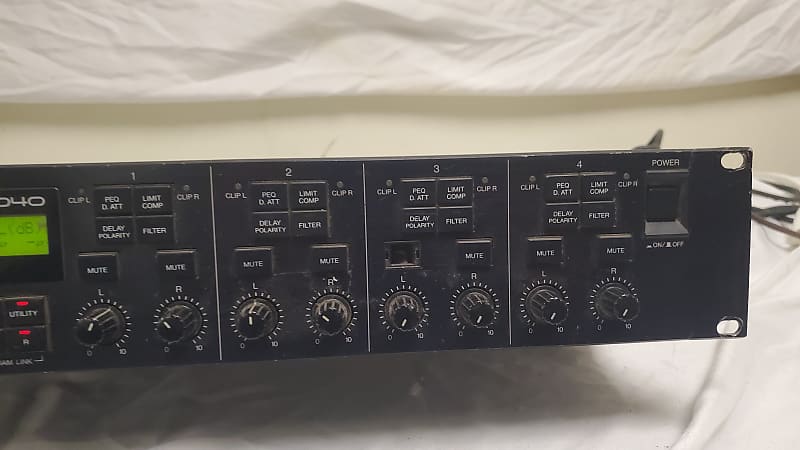 YAMAHA D2040 DUAL-CHANNEL DIVIDER 4-WAY DIGITAL CROSSOVER/SYSTEM CONTROLLER