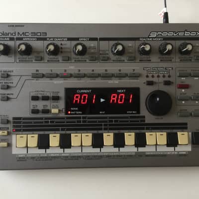 Roland MC-303 Groovebox (Excellent Condition)
