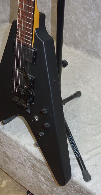 Schecter Diamond Series Damien V1 V-1 FR electric guitar in Schecter Diamond Series Damien V1 V-1 FR electric guitar in
