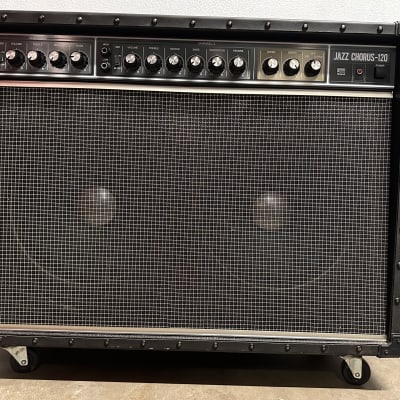 Roland JC-120 Jazz Chorus 2-Channel 120-Watt 2x12