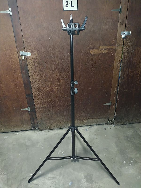 Speaker stand image 1