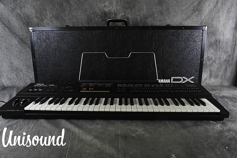 YAMAHA DX7 II-D Digital Programmable Algorithm Synthesizer in Very Good