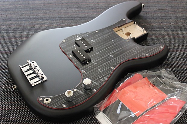 Fender noir hot sale precision bass