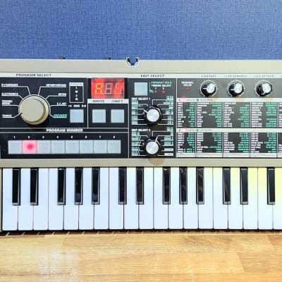 [Very Good] Korg MicroKORG 37-Key Synthesizer/Vocoder - Silver