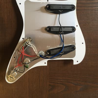 Squier Stratocaster Loaded Pickguard Pickups SSS White image 2