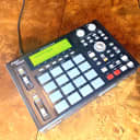 Akai MPC 1000 sampler synthesizer drum machine beat station