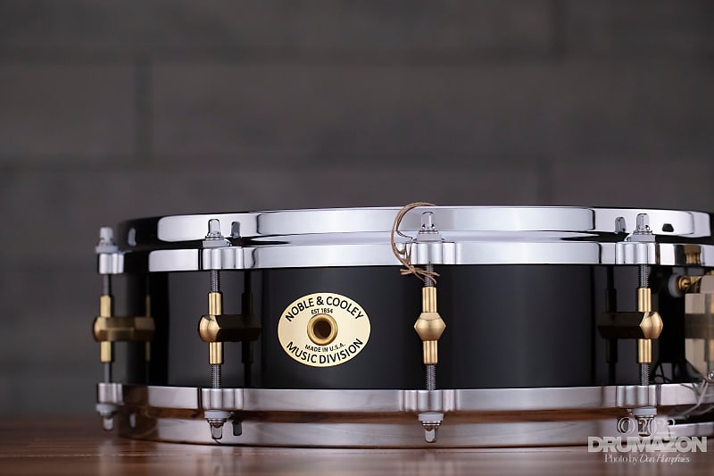 NOBLE & COOLEY 14 X 3.875 SS CLASSIC MAPLE PICCOLO SNARE DRUM, PIANO BLACK  GLOSS, DIECAST HOOPS