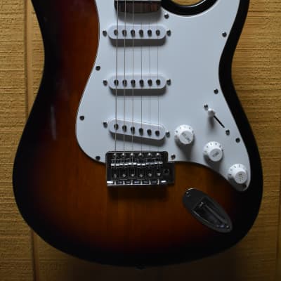 New York Pro Stratocaster Guitar - Sunburst image 3