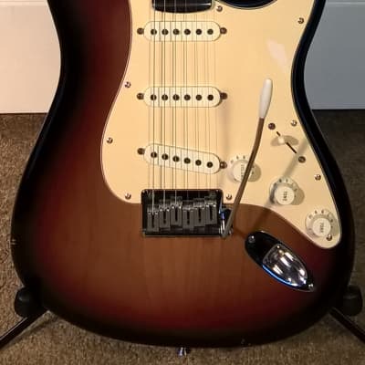 2004 Fender American Standard Stratocaster -- 3-Color Sunburst; Rosewood Fretboard image 3