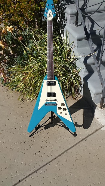 This Vancouver hobbyist made a custom blue and green Flying-V