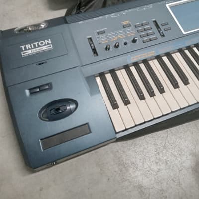 Korg Triton Extreme 61-Key 120-Voice Polyphonic Workstation 2005 - 2009 - Black