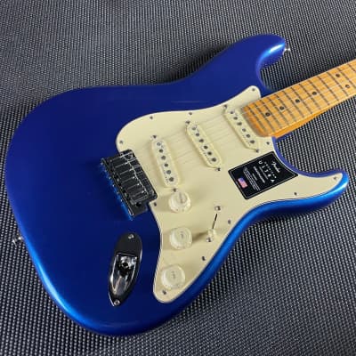 Fender American Ultra Stratocaster, Maple Fingerboard- Cobra Blue (US21021721) image 2