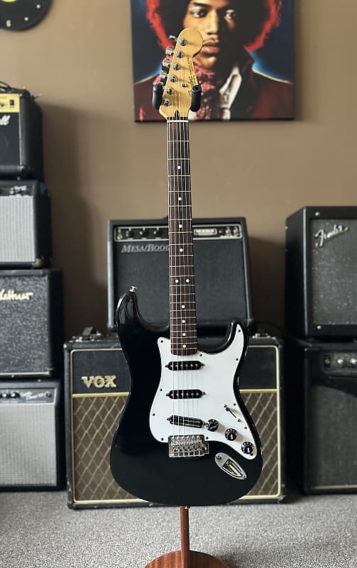 Fender Standard Stratocaster with Rosewood Fretboard 2003 - Black image 1