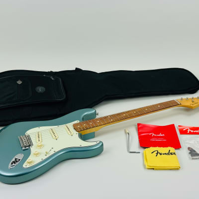 Fender '60s Vintera Stratocaster, MIM 2019 - Ice Blue Metallic image 2