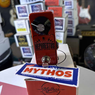 Mythos Pedals Hephaestus Octave down fuzz tones with a single voltage knob. 2023  - Red imagen 13