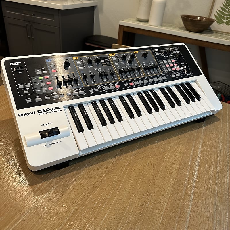 Roland SH-01 GAIA 37-Key Digital Synthesizer | Reverb