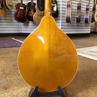 Kentucky KM-272 Deluxe Oval Hole A-Style Spruce/Maple Mandolin Transparent Amber w/Padded Gig Bag image 3