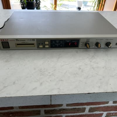 Akai XE8
