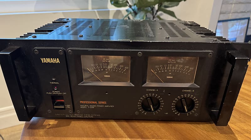 Yamaha P-2200 Professional Series Natural Sound Power Amplifier