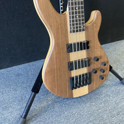 Dean Edge Select  5 String  Bass Walnut Satin  Natural  New! image 3