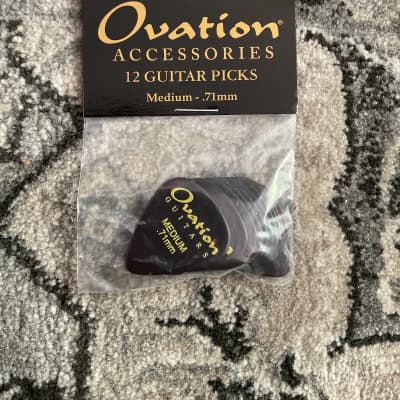 12 Guitar Picks (Medium)