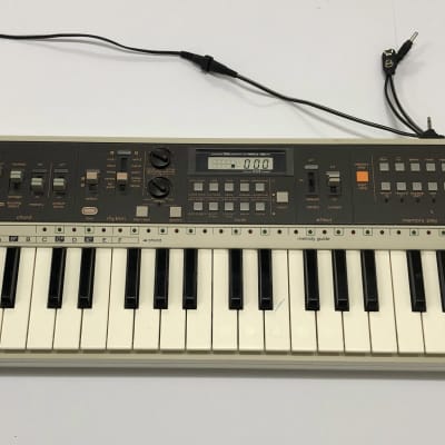 Casio MT-70 Casiotone 49-Key Synthesizer 1982 - 1984 - White / Black