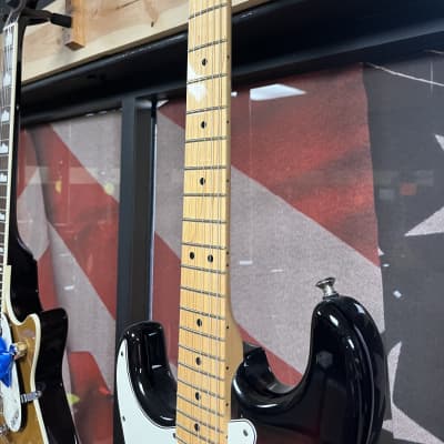 Left-Handed Fender American Standard Stratocaster with Maple Fretboard 2008 - 2016 - 3-Color Sunburst image 4