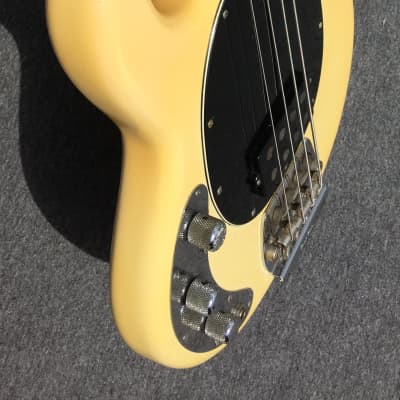 Music Man Stingray Bass Lefty 1980 White CremeRare Rosewood Fingerboard OHC imagen 4