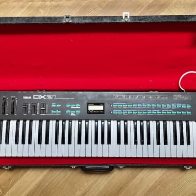 Yamaha DX21 Programmable Algorithm Synthesizer 1985 with custom flight case
