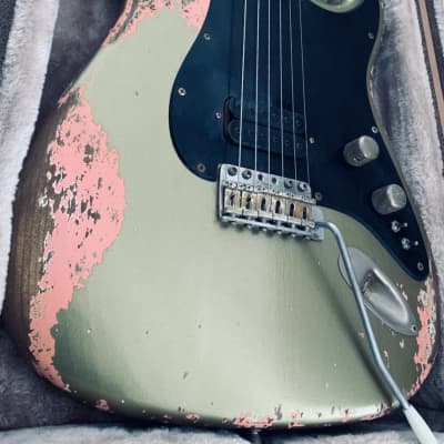 S71 RELICS Custom Made unique « Nitro S Modern/Vintage Single Humbucker ’69/80’s, Gold Top over Pink Shell Heavy-Relic ». image 2