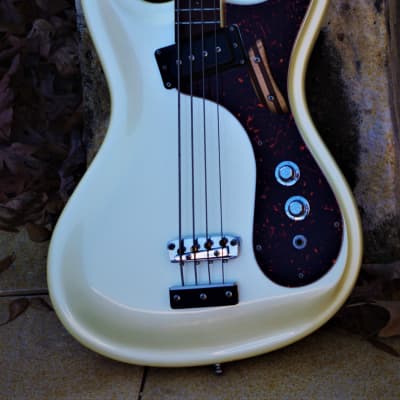 Mosrite   VENTURES  Bass 1991 White Pearl.  The last guitar built by Semie Moseley. RAREST. Only one image 1