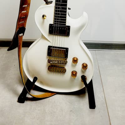 Dean Soltero 2008 White - very rare guitar, serviced, comes with strap and case image 2