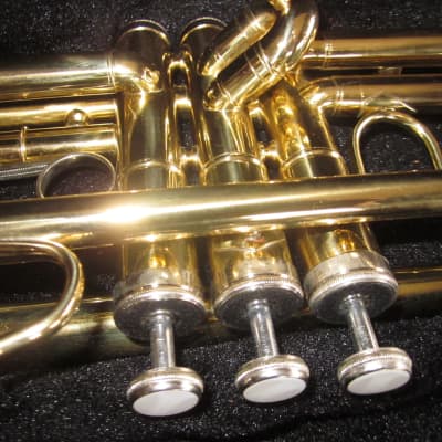 Mendini MTT-L Student Bb Trumpet w/ Orig. Case, 7C Mouthpiece, Polishing Cloth, Valve Oil #J15110691 image 2