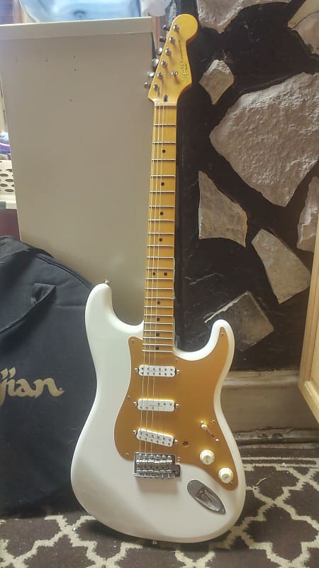 ギター fender squier stratocaster 2010 modified Squier Stratocaster Sunburst 2010 – Chicago Music Exchange