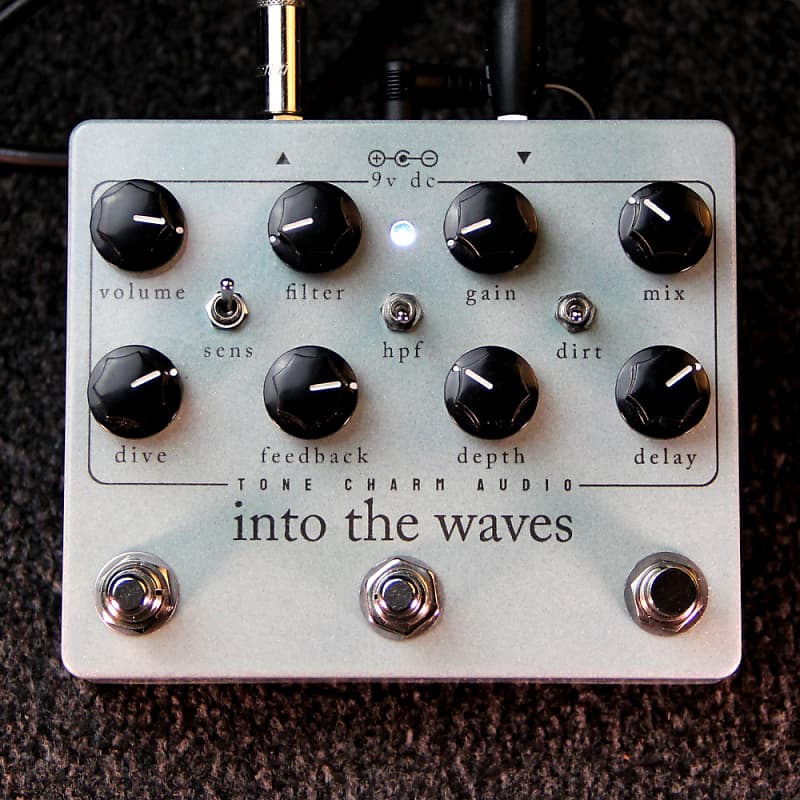 Into The Waves tape like Delay with unique modulation Reverb UK