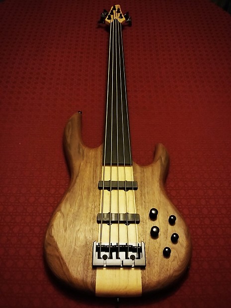 Carvin 5 string fretless sale bass
