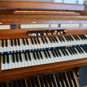 Hammond 935 Classic Church Organ Medium Brown Oak image 4