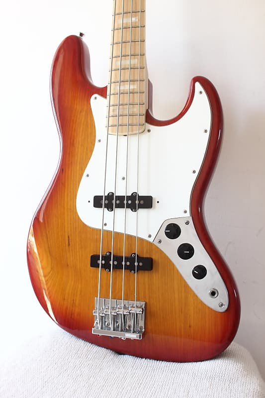 Fender Japan '75 Reissue Jazz Bass JB75-100US Cherry Sunburst 2007