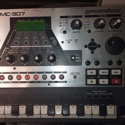 Roland MC-307 Groovebox