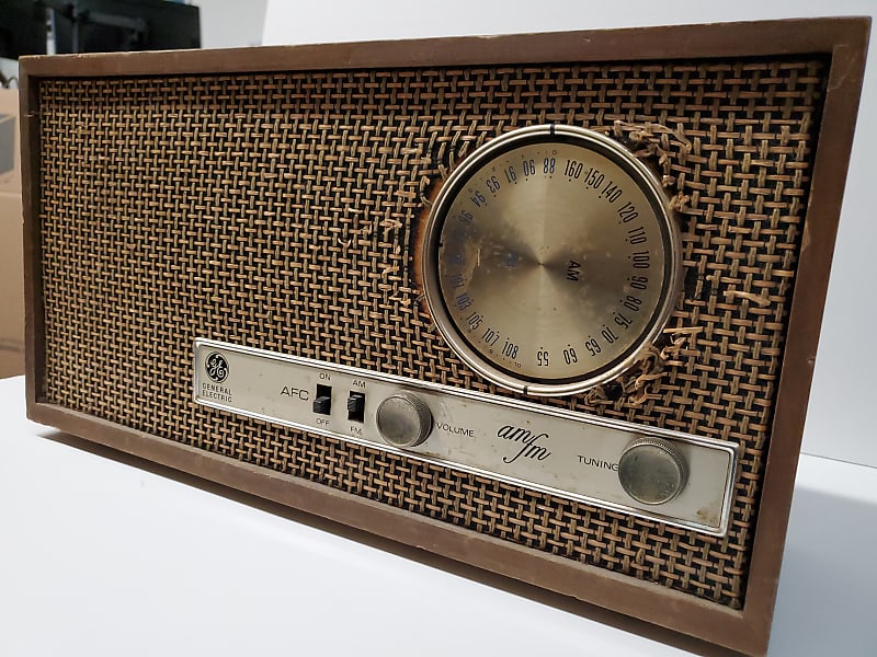 Vintage GE 1964 Portable Transistor Radio 